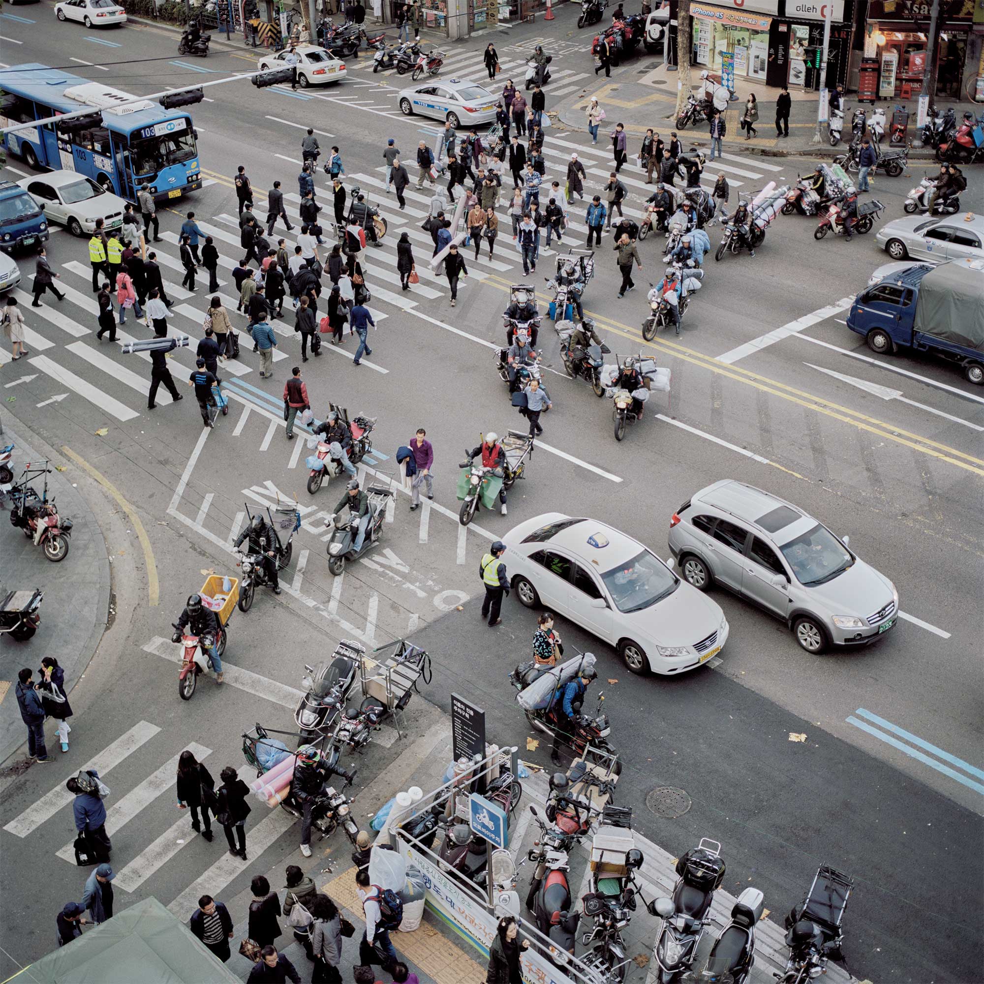 In Jongro district, Seoul, near Dongdaemun, we observe a bustling intersection from a high vantage point