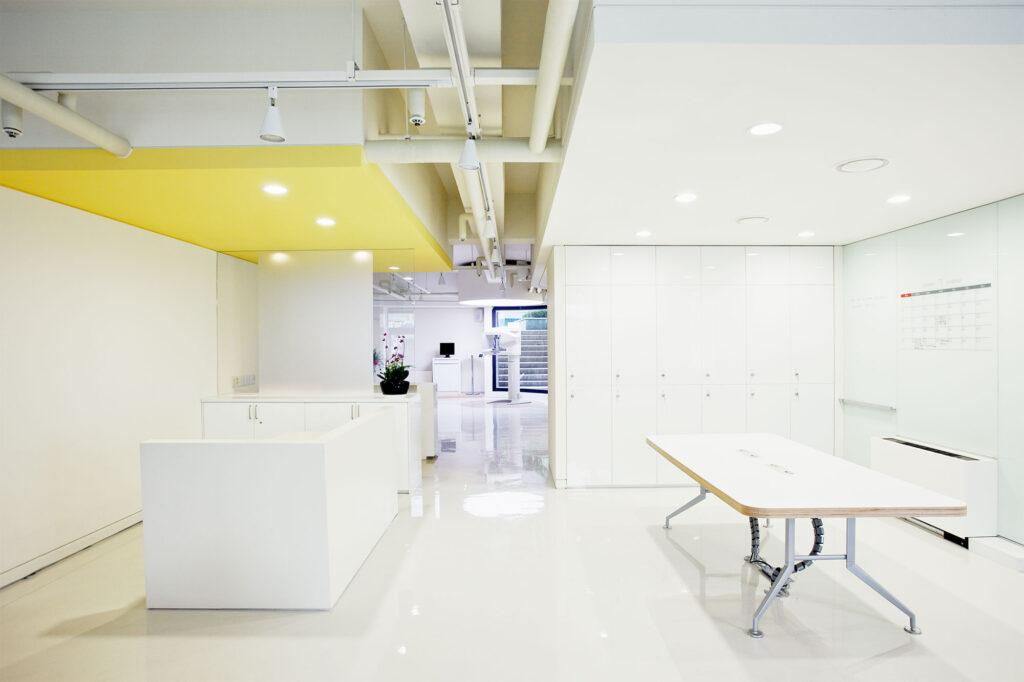 Meeting room space in a Seoul showroom by Zabel & Partners Architects for Sirona, featuring a design focused on simplicity and functionality.
