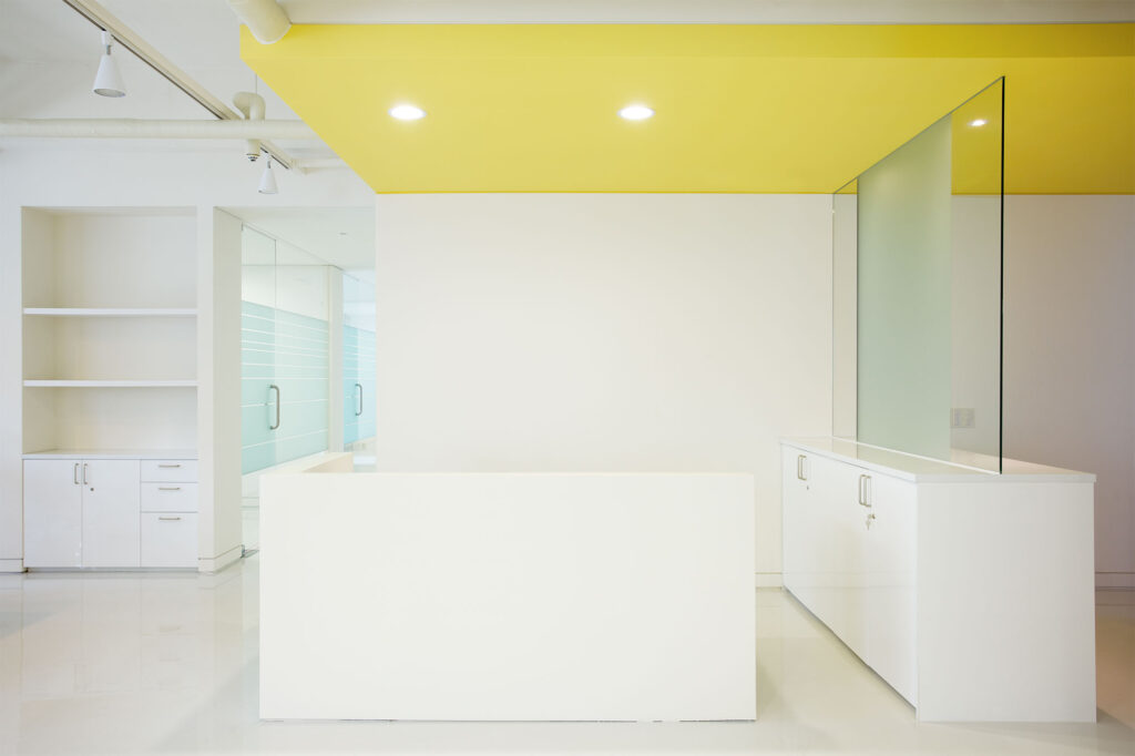 Office space in a Seoul showroom by Zabel & Partners Architects for Sirona, featuring a design focused on simplicity and functionality.