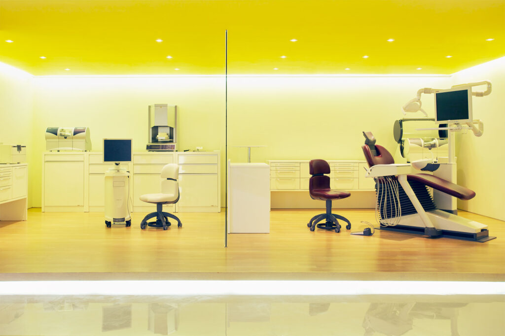 Product display areas in a Seoul showroom by Zabel & Partners Architects for Sirona, designed with a focus on simplicity and functionality.