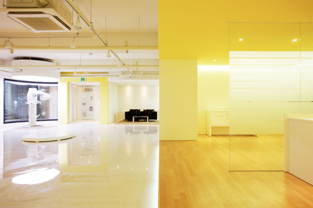 Product display area and lounge area in a Seoul showroom by Zabel & Partners Architects for Sirona, designed with a focus on simplicity and functionality.