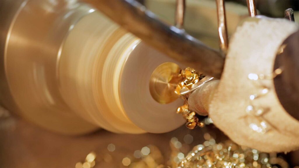 Soo-Young Kim, winner of the YÉOL Award for Craftsman, grinds brass kitchenware into round shapes with precision.