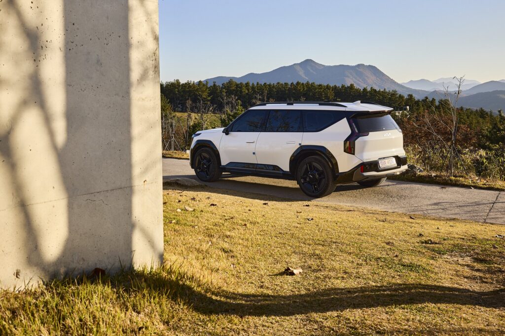 EV9 beside sculptural concrete at Sayuwon near Daegu.