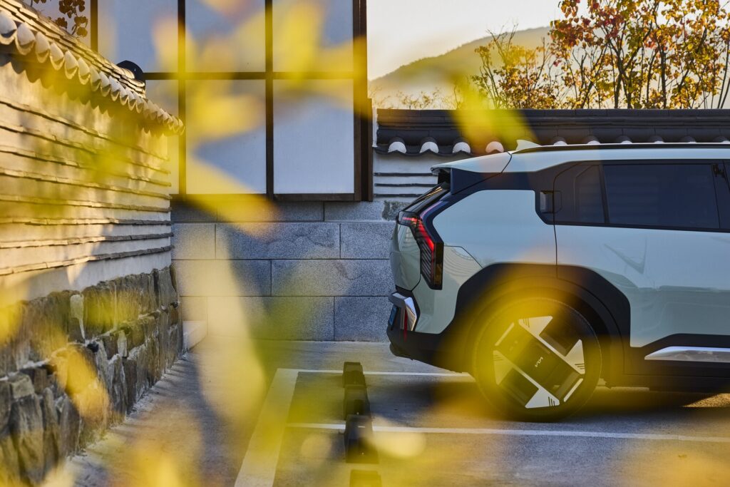 Kia EV3 framed by hanok walls and foliage at Muuun Stay.
