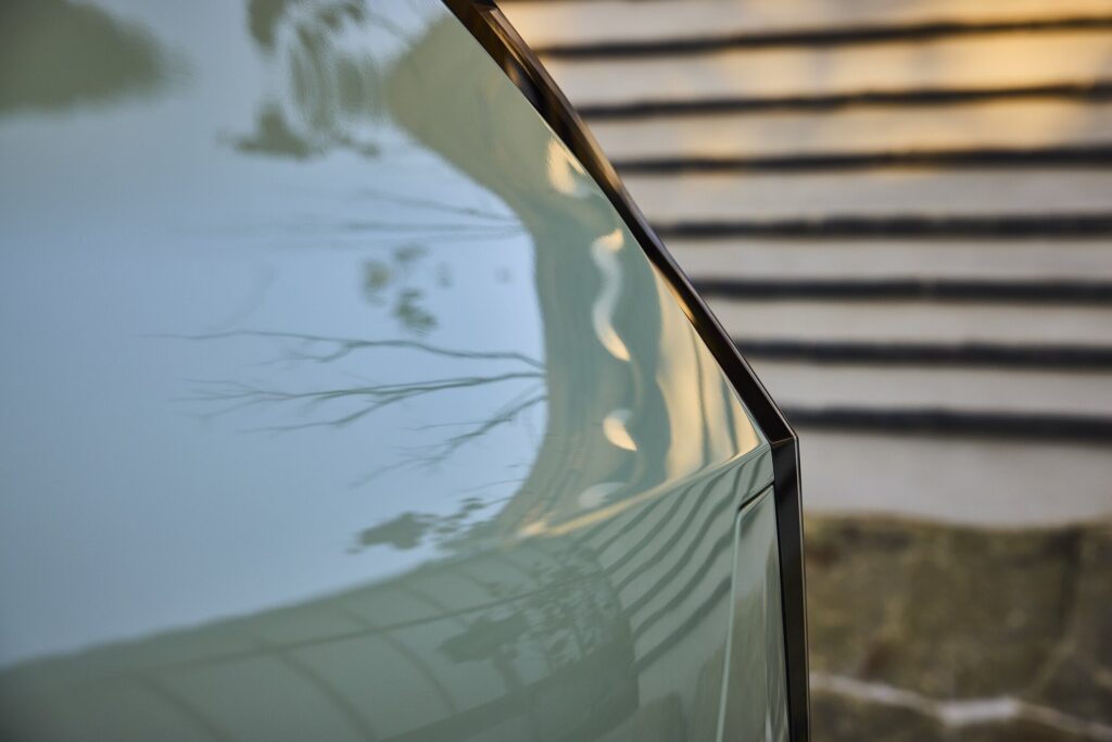 Kia EV3 bodywork reflecting hanok walls and soft light at Muuun Stay.