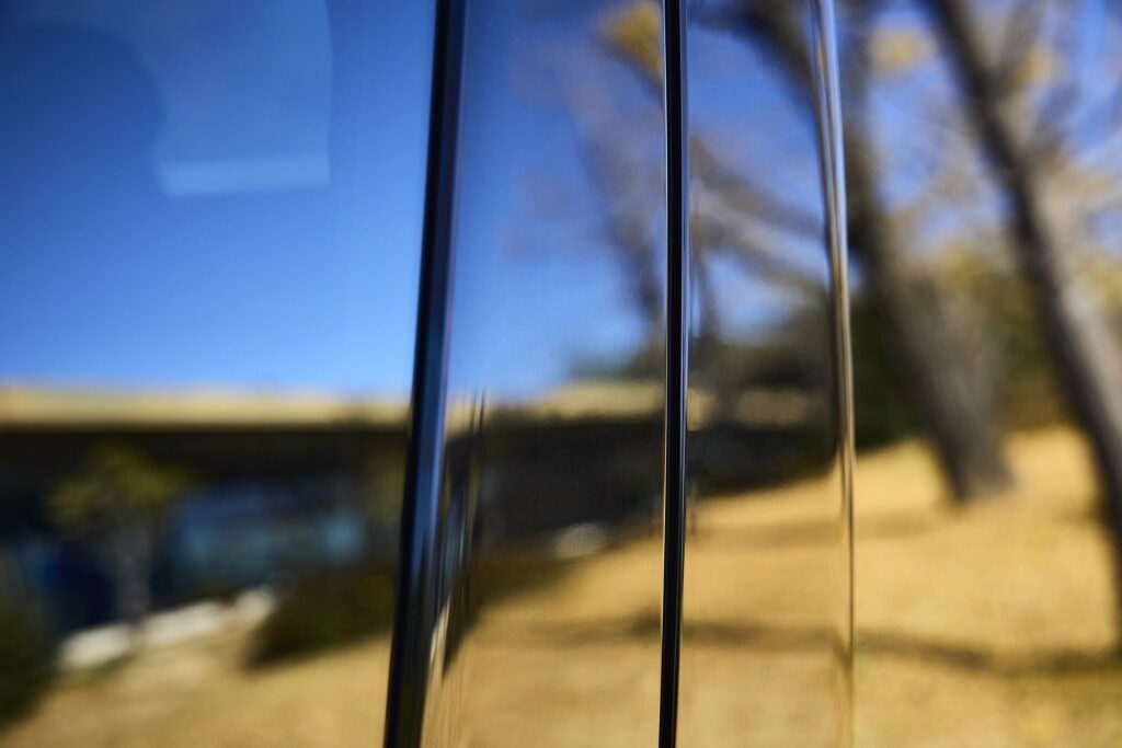 EV9 body surface reflecting light and architecture at Sayuwon near Daegu.