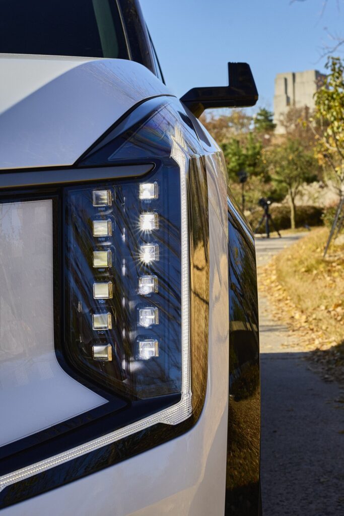 EV9 rear light reflecting concrete and foliage at Sayuwon near Daegu.