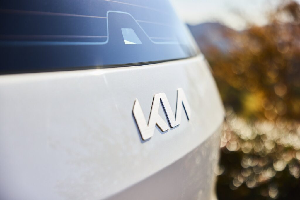 EV9 sculpted surfaces reflecting autumn light at Sayuwon near Daegu.