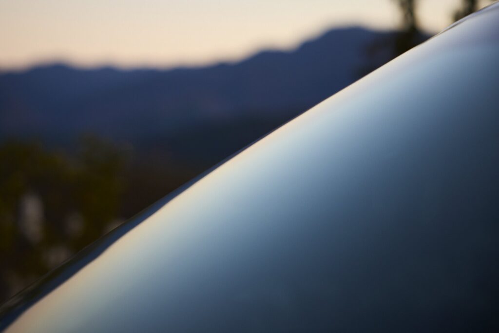 EV9 curved bodywork meeting soft mountain gradient at Sayuwon.