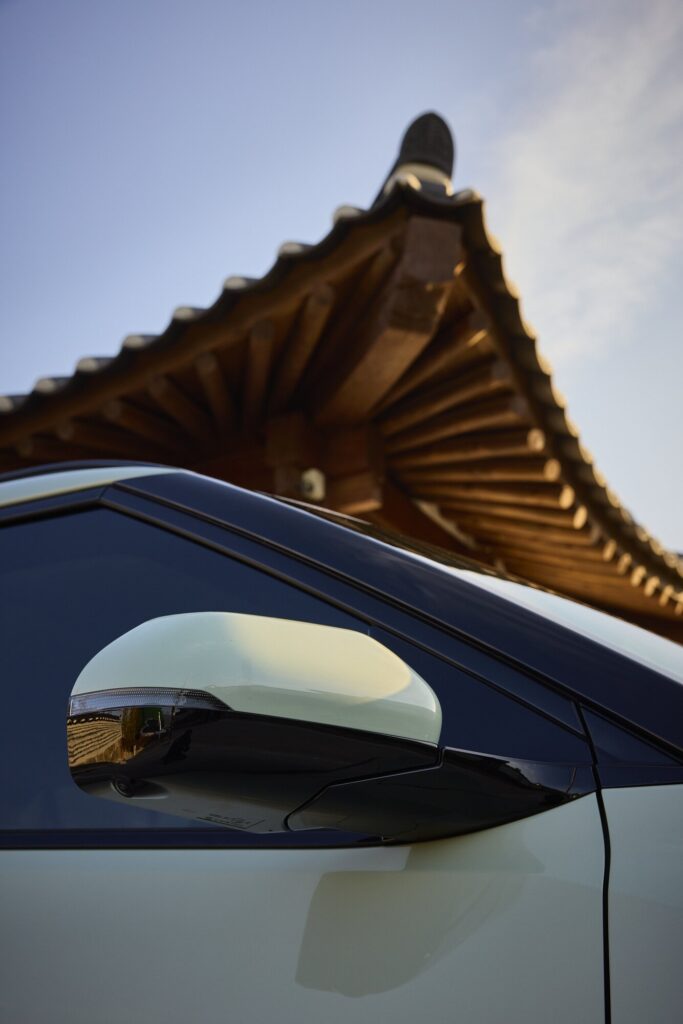 Kia EV3 side mirror set against curved hanok roof at Muuun Stay.