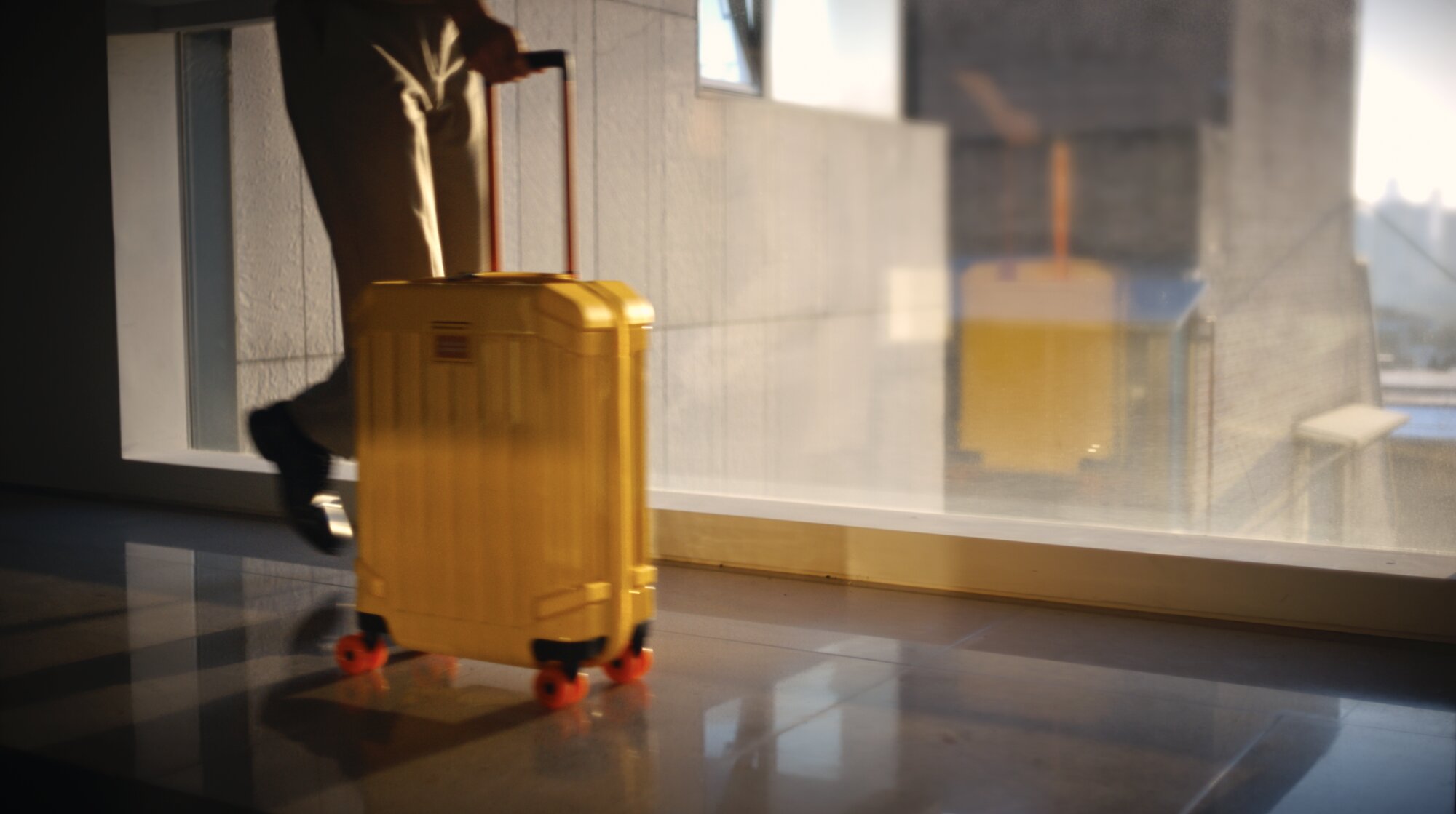 Jung Sung Il walking with Piquadro PQLM trolley in Seoul architecture
