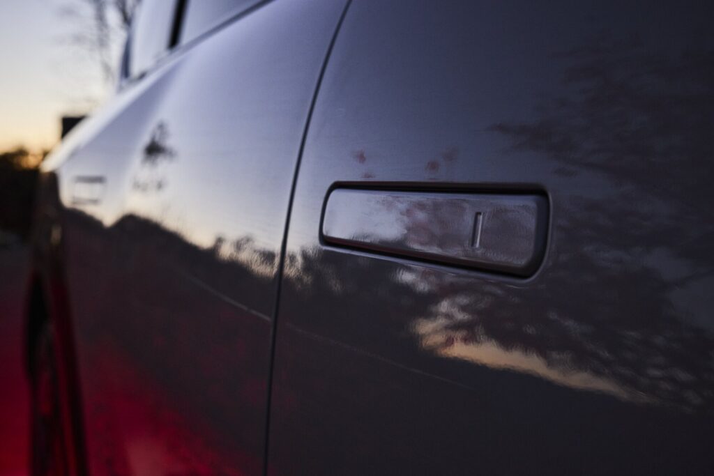 EV9 flush door handle with dusk reflections at Sayuwon near Daegu.