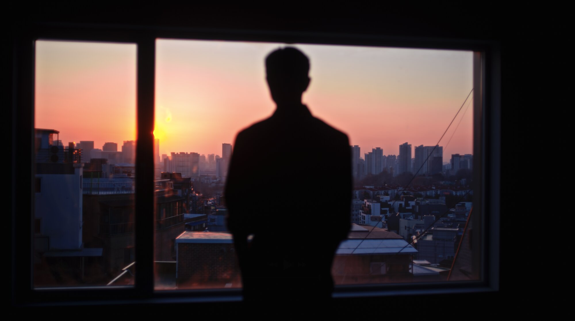 Jung Sung Il silhouette at Seoul skyline sunset for Piquadro campaign