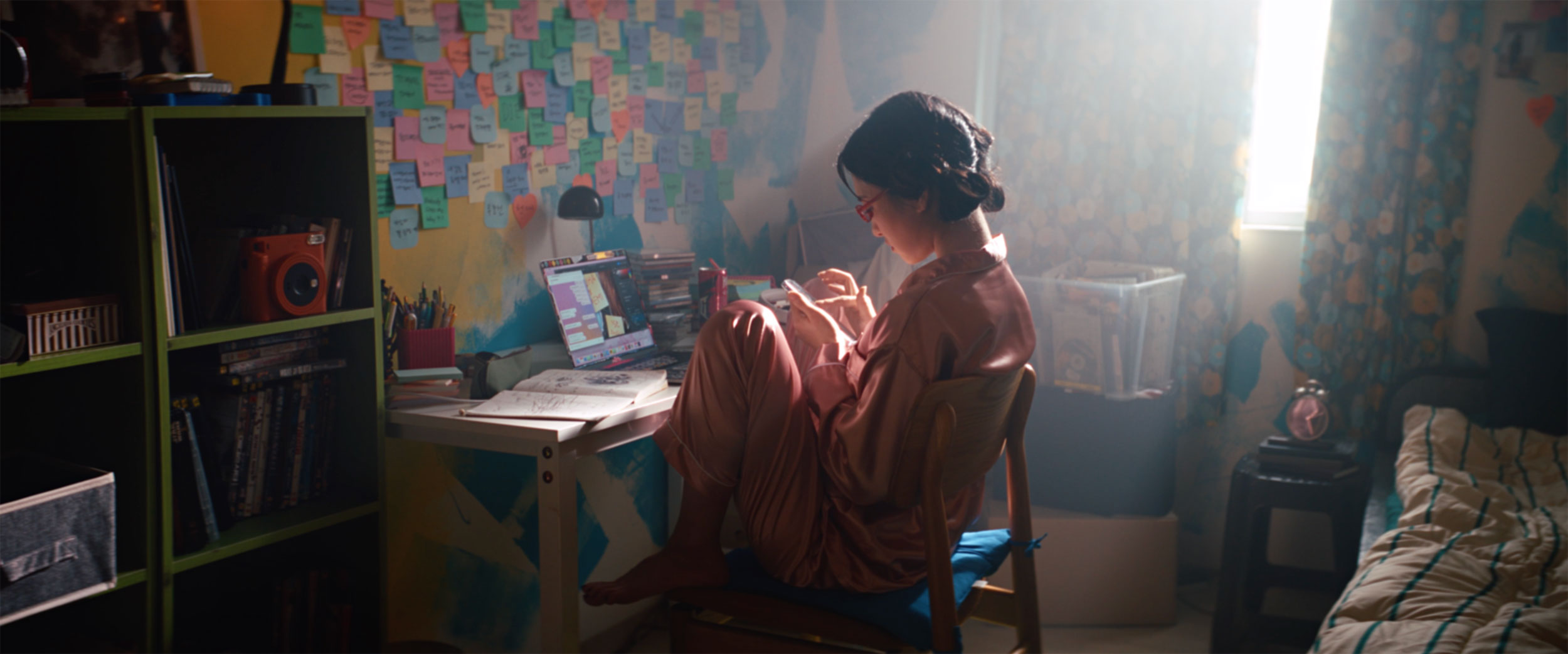 Hojo Shin as Min-ha sitting at her desk in her bedroom in IDOLS