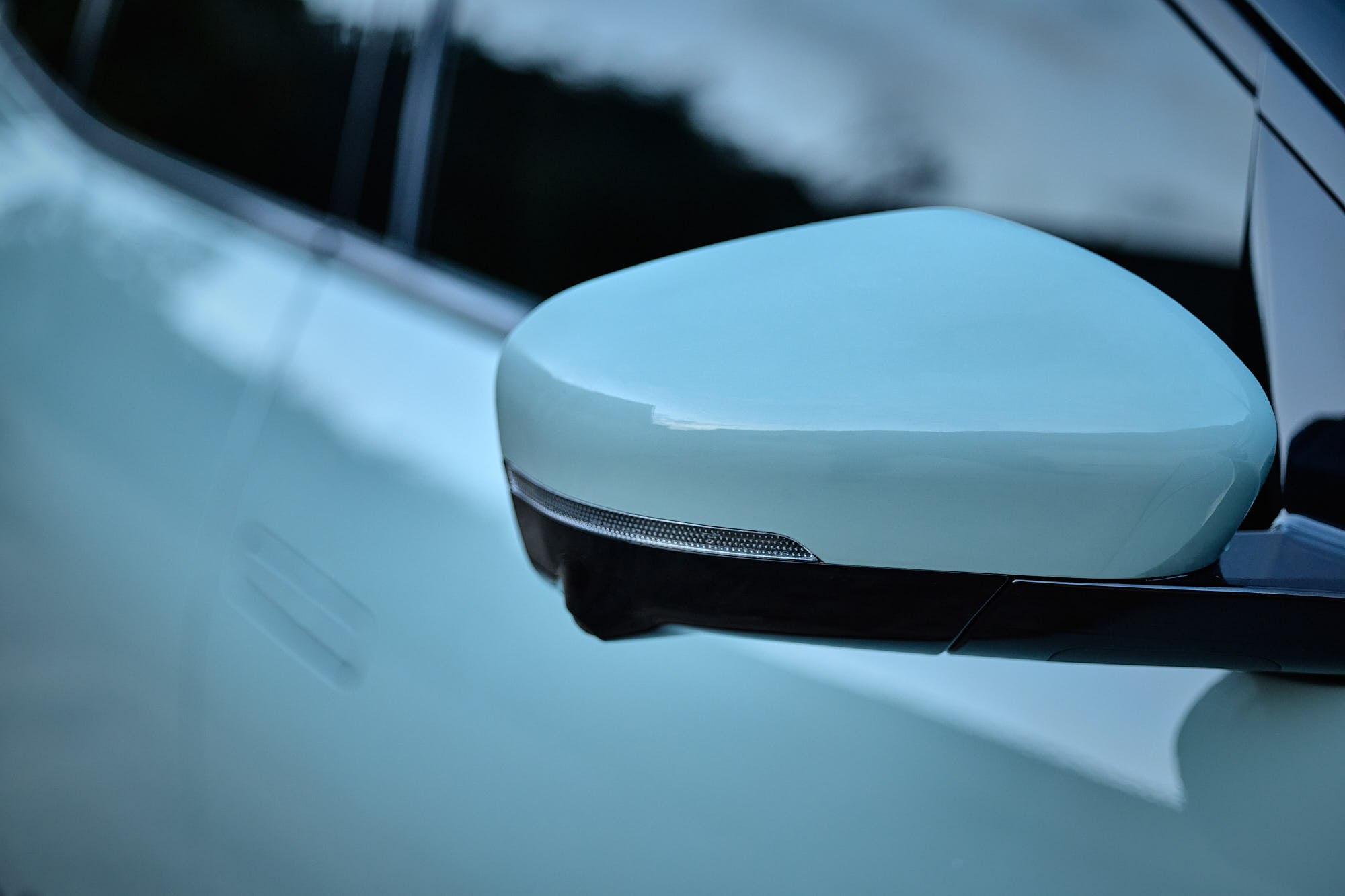 Close-up of Kia EV4 side mirror and sculpted bodywork at Myök