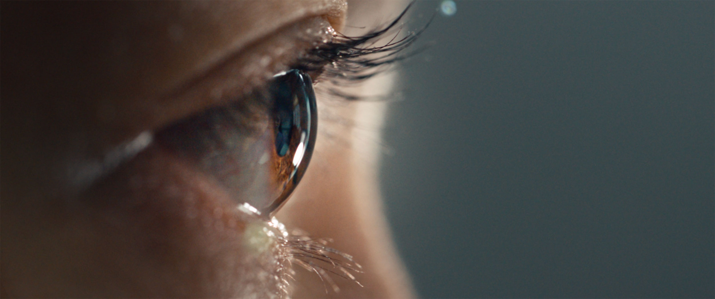 Extreme close-up of Hojo Shin’s eye in Korean short film IDOLS