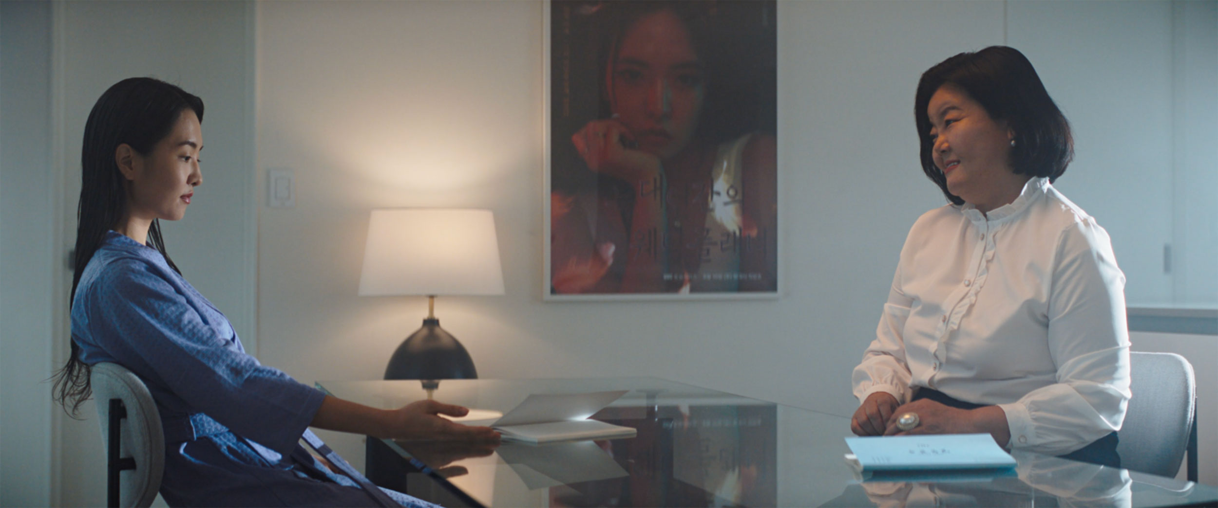 Hojo Shin as K-pop star Hye-mi with her ambitious mother in IDOLS