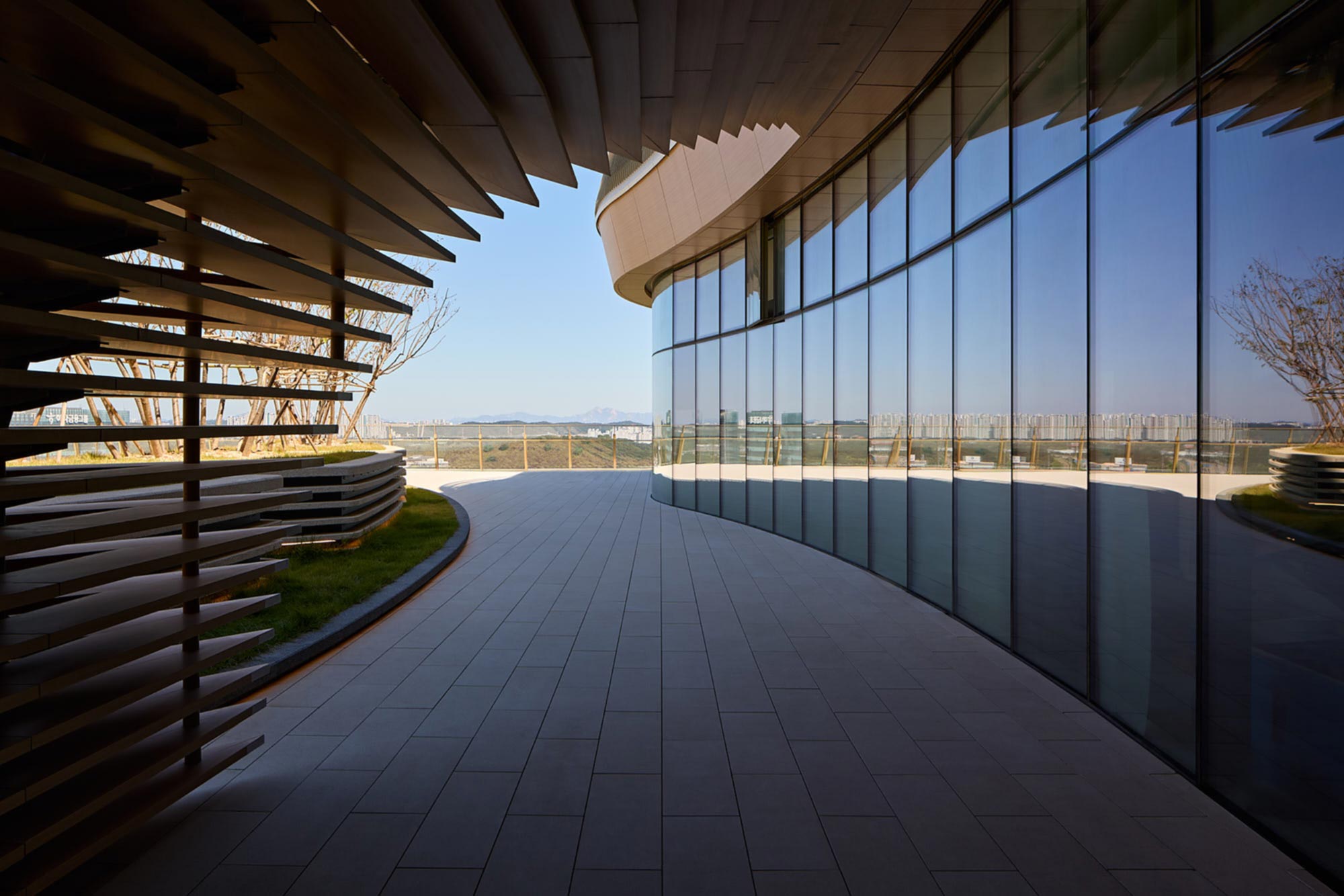 Rooftop terrace at Hana Bank Headquarters by NBBJ